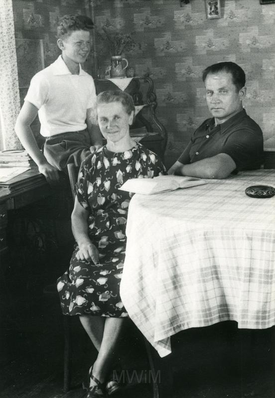 KKE 5050.jpg - Fot. Rodzinne. W mieszkaniu w Ostródzie przy ulicy Jaracza 11. Maria i Andrzej Małyszko z synem Andrzejem Małyszko, Ostróda – ul. Jaracza 11, lata 50-te XX wieku.